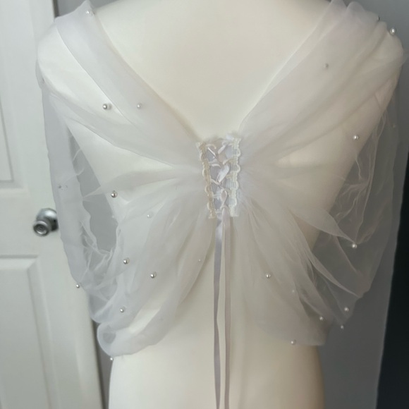 Wedding shall with detachable sleeves - Picture 4 of 11